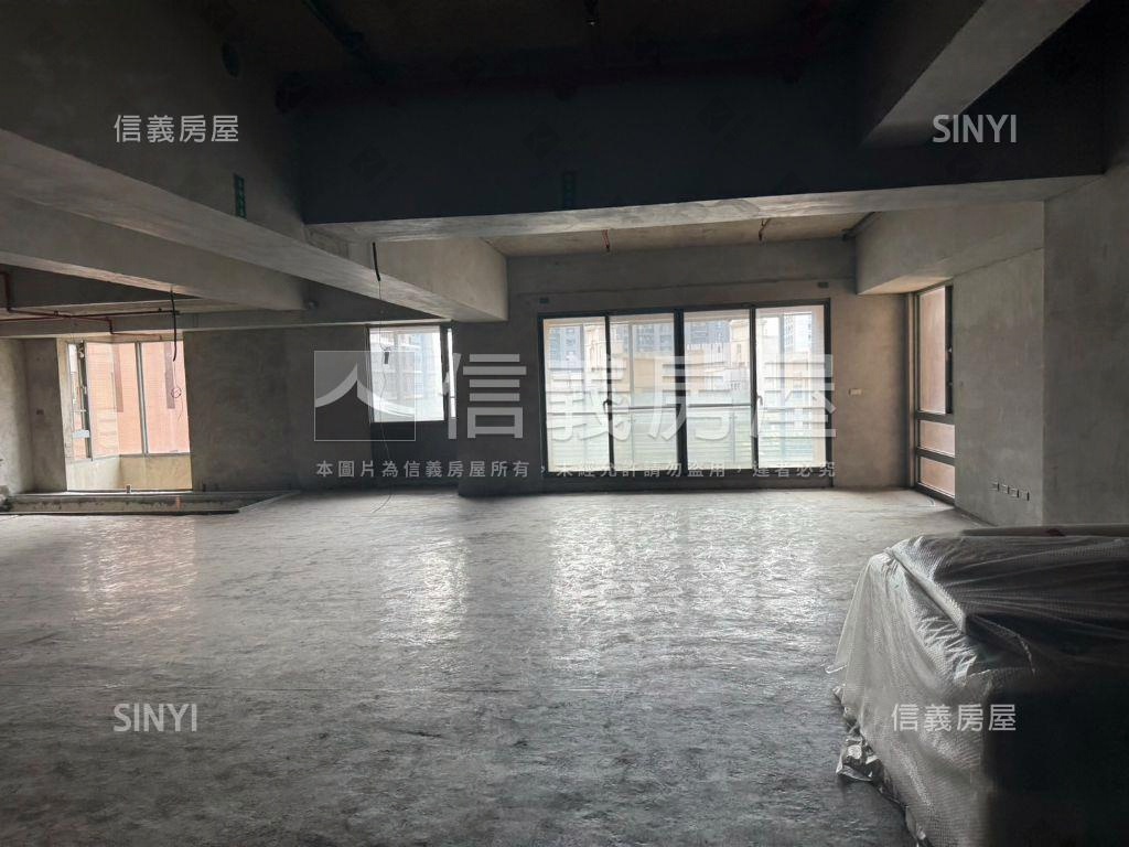 近秋紅谷毛胚屋附雙平車房屋室內格局與周邊環境