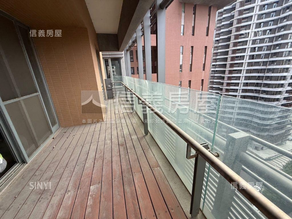 近秋紅谷毛胚屋附雙平車房屋室內格局與周邊環境