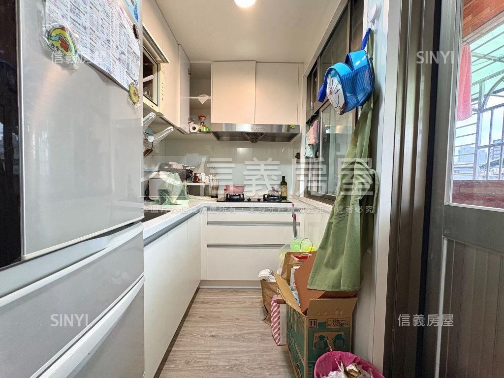 忠孝街三房加車位房屋室內格局與周邊環境