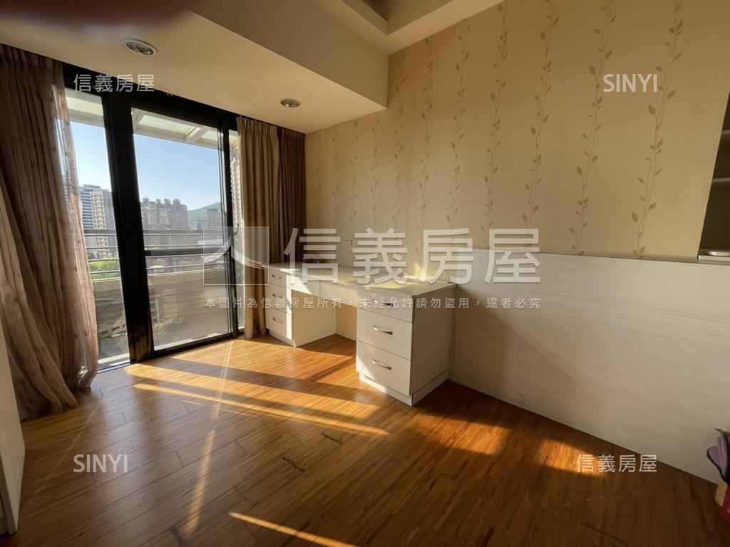 景觀電梯３房平面車位房屋室內格局與周邊環境