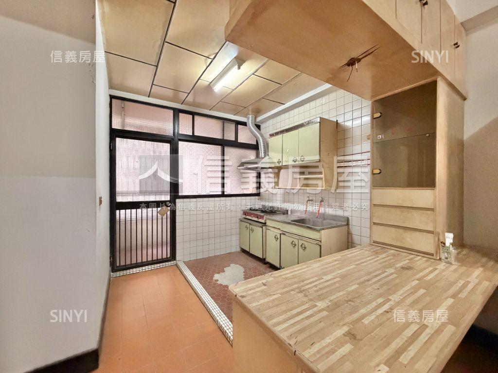 近市政府捷運精美三房房屋室內格局與周邊環境