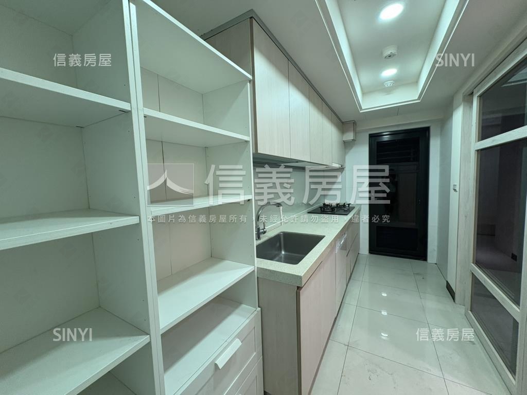 經國特區三房平面車位房屋室內格局與周邊環境