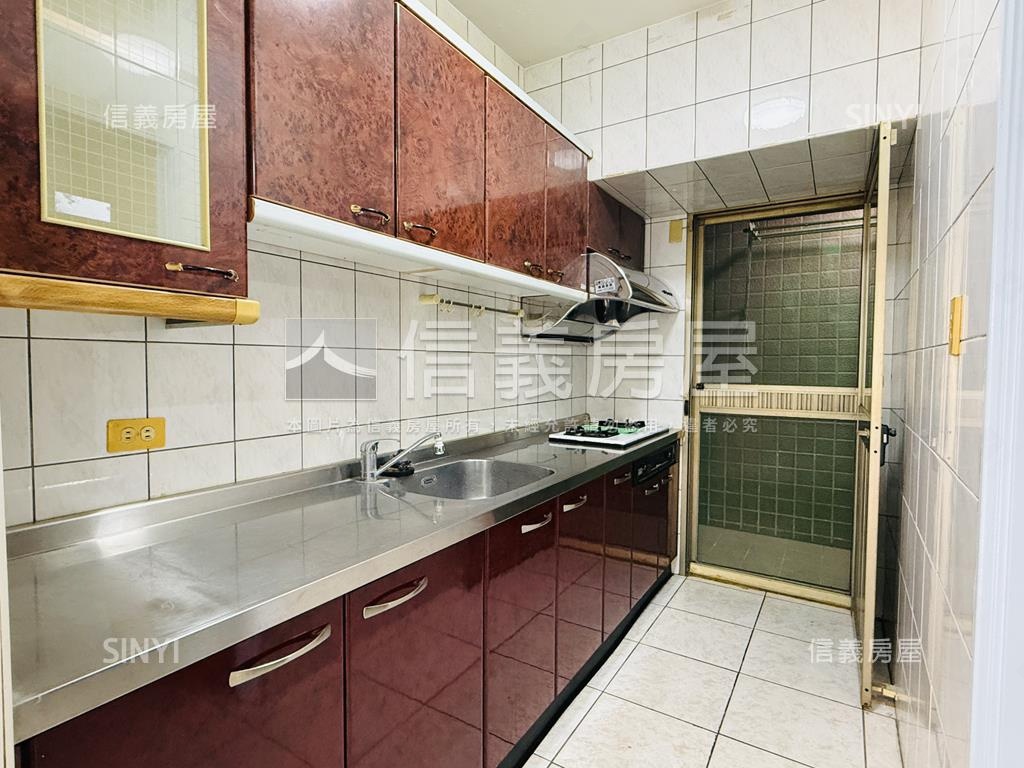 高鐵小王子屋況佳三房車位房屋室內格局與周邊環境