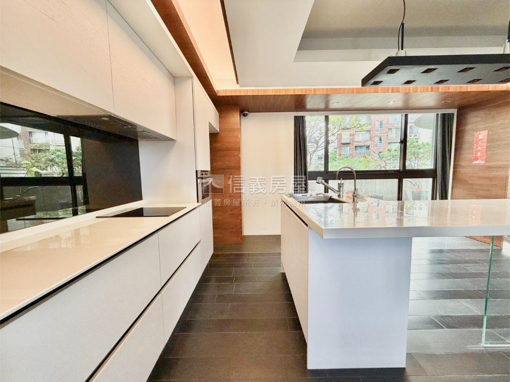 南港世界心露臺美商辦房屋室內格局與周邊環境