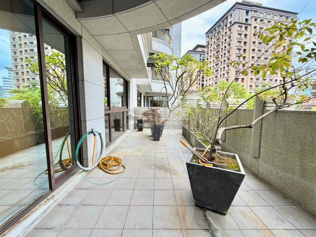 南港世界心露臺美商辦房屋室內格局與周邊環境