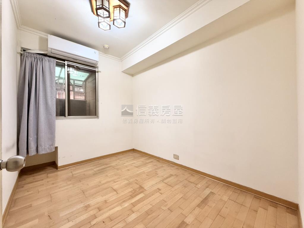 近萬大線。景觀３房有車位房屋室內格局與周邊環境