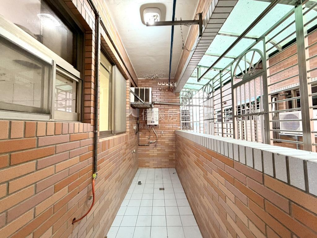 近萬大線。景觀３房有車位房屋室內格局與周邊環境