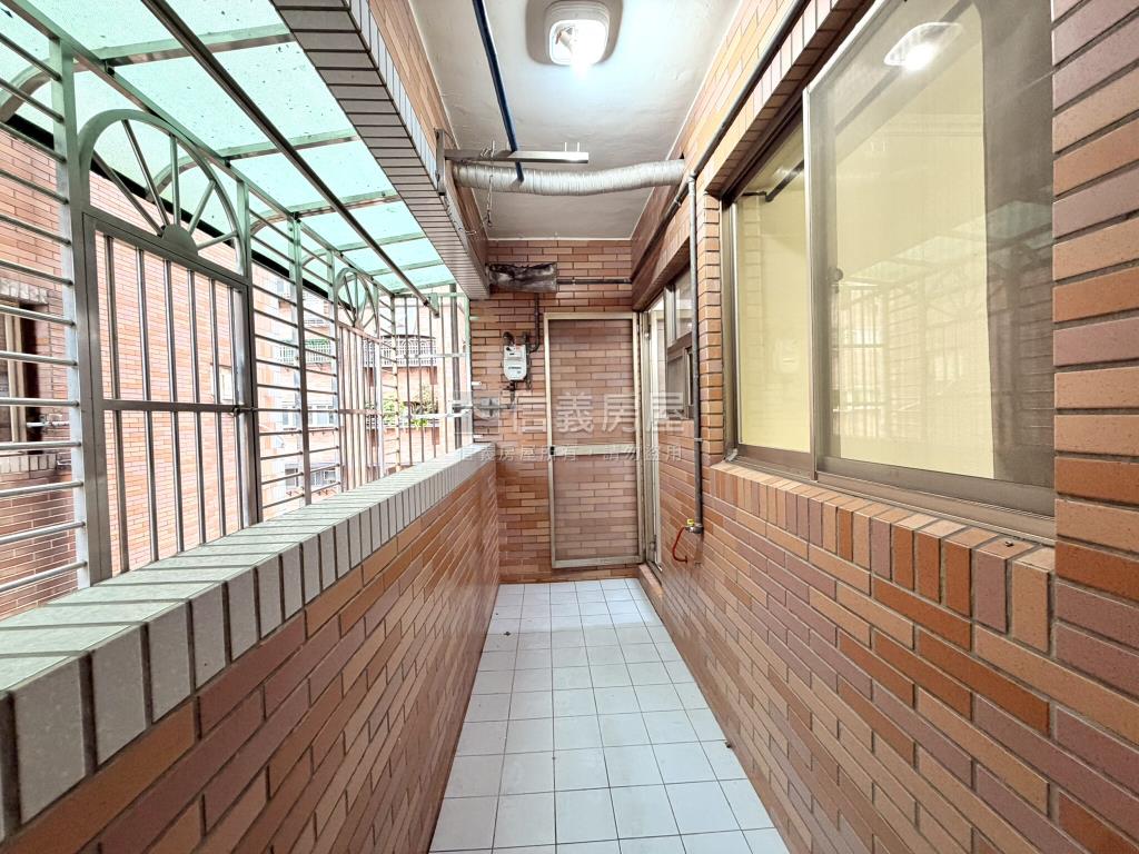 近萬大線。景觀３房有車位房屋室內格局與周邊環境