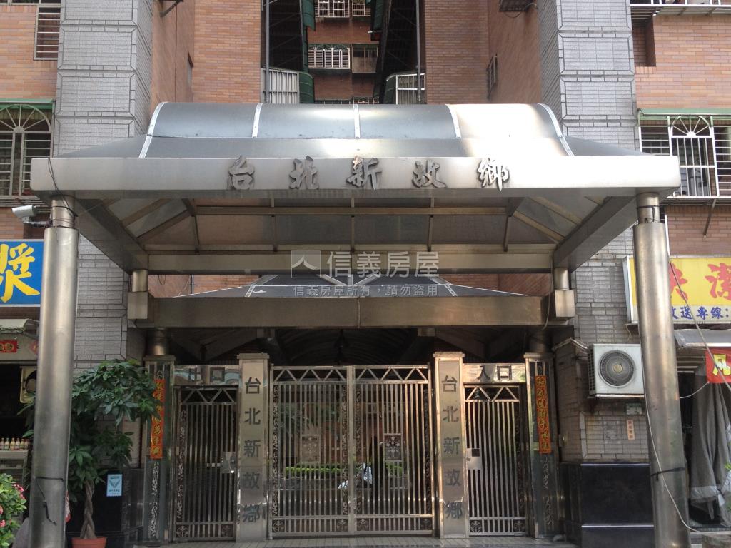 近萬大線。景觀３房有車位房屋室內格局與周邊環境