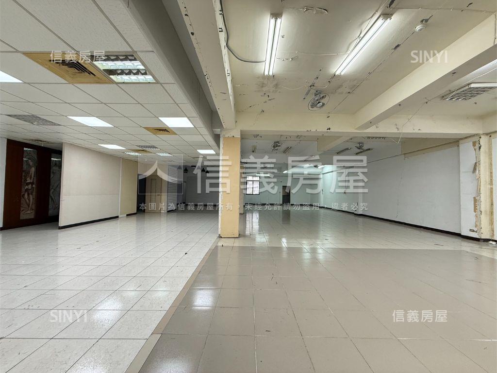好市多對面的廠房＋雙車位房屋室內格局與周邊環境