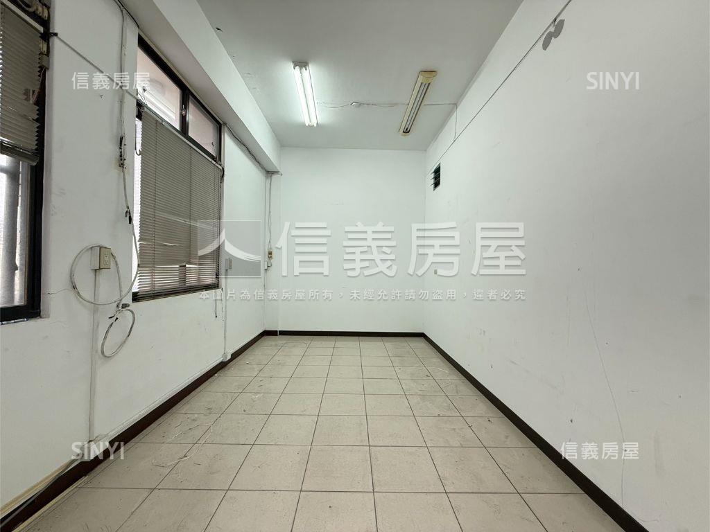 好市多對面的廠房＋雙車位房屋室內格局與周邊環境