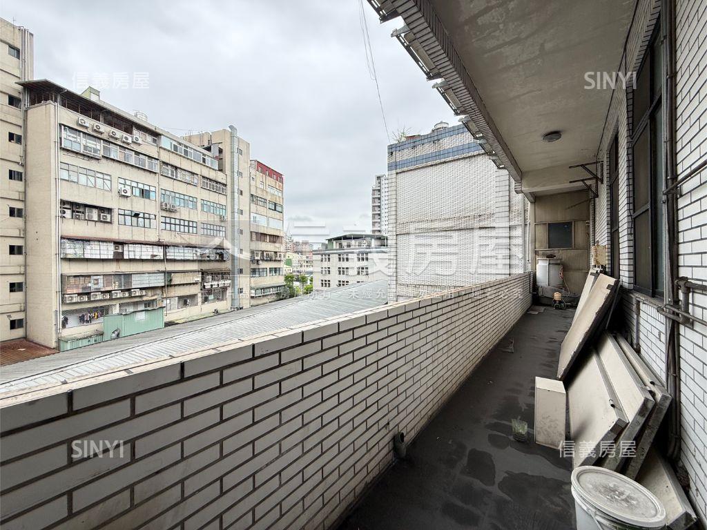 好市多對面的廠房＋雙車位房屋室內格局與周邊環境
