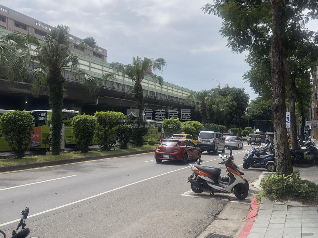 建國北路面寬好用店面房屋室內格局與周邊環境