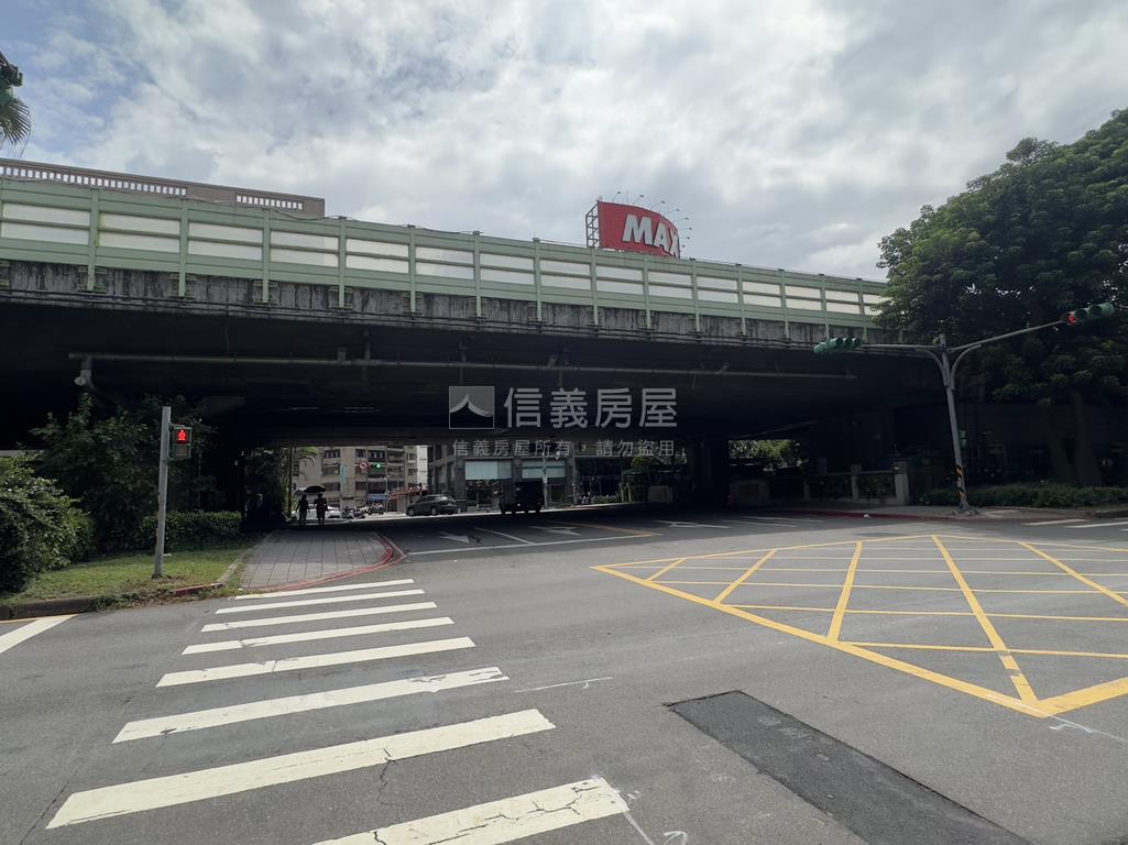 建國北路面寬好用店面房屋室內格局與周邊環境