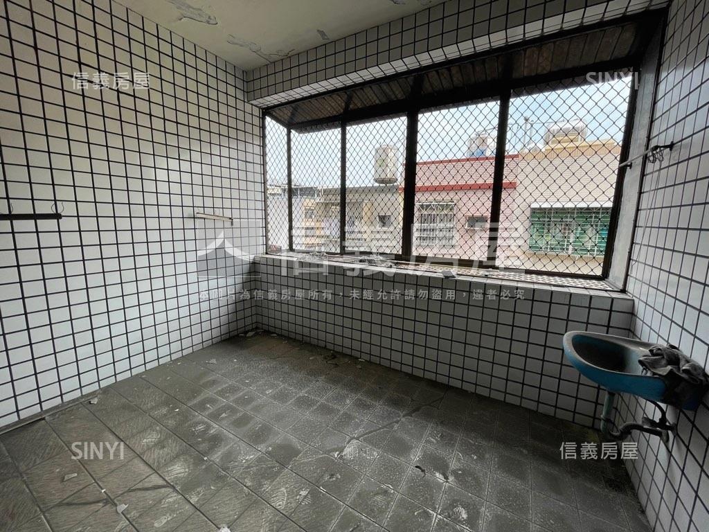 五甲商圈近肉豆公騎樓透天房屋室內格局與周邊環境