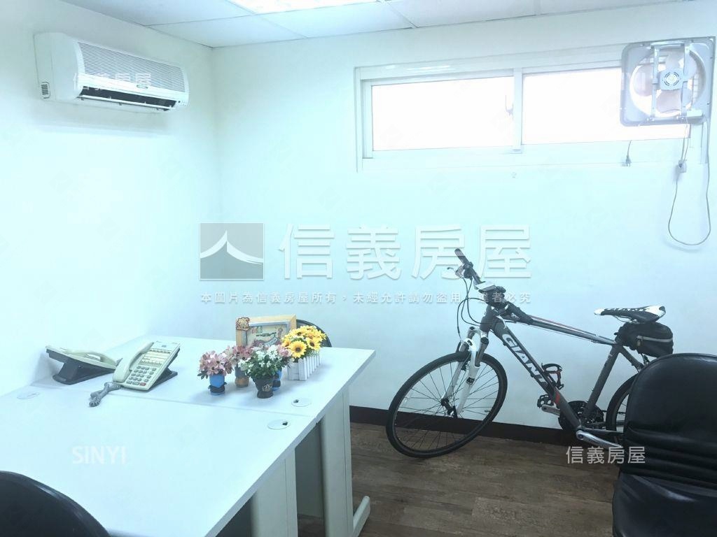 信義世貿高樓純辦２房屋室內格局與周邊環境