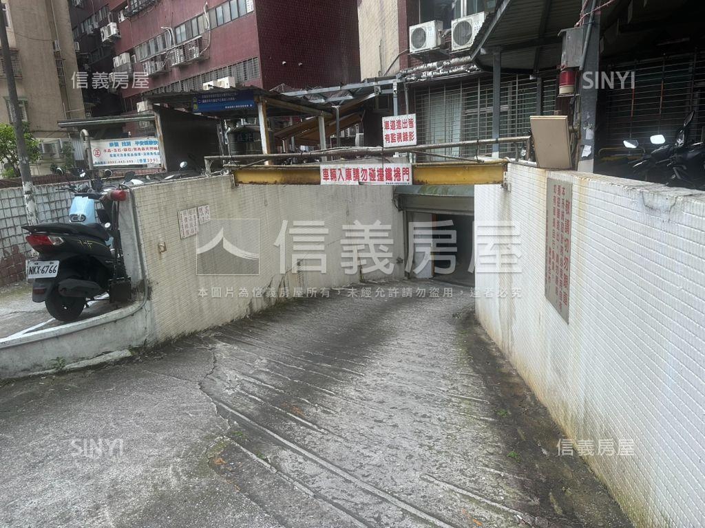信義世貿高樓純辦２房屋室內格局與周邊環境