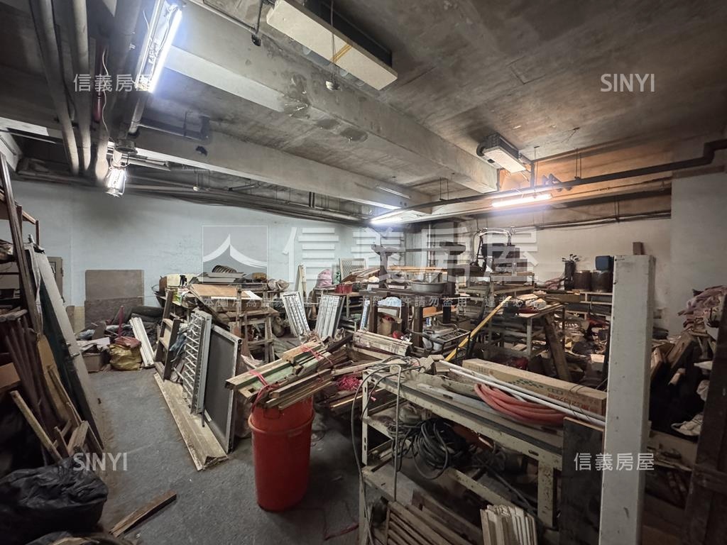 東區角窗店面＋百坪地下室房屋室內格局與周邊環境