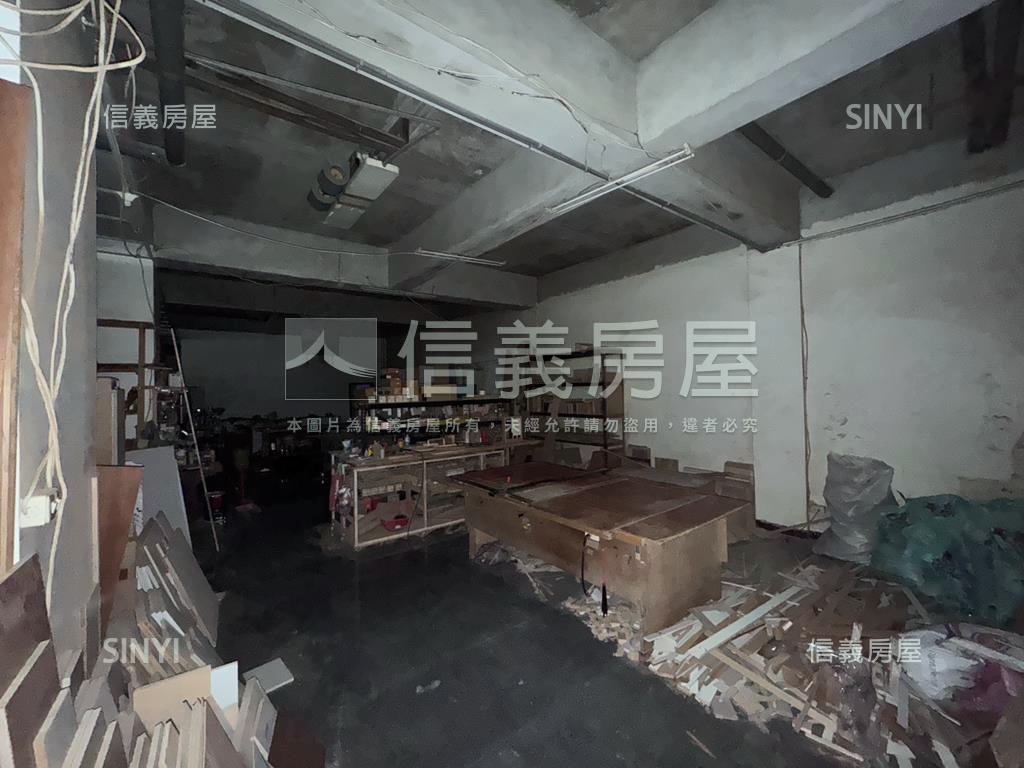 東區角窗店面＋百坪地下室房屋室內格局與周邊環境