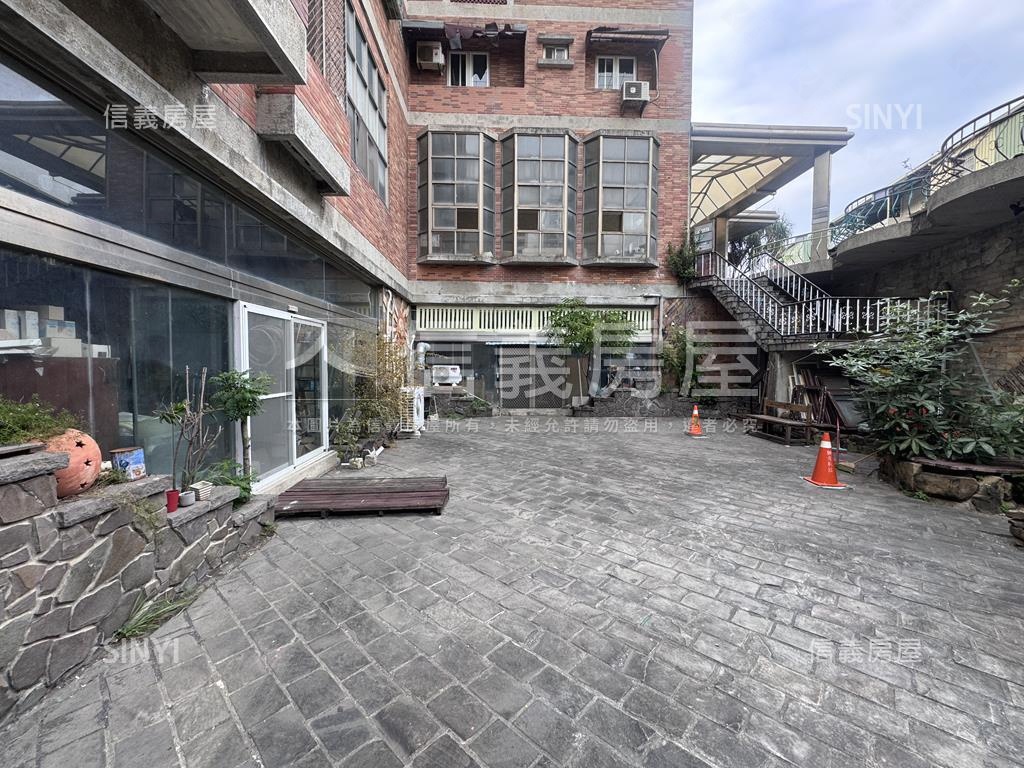 東區角窗店面＋百坪地下室房屋室內格局與周邊環境