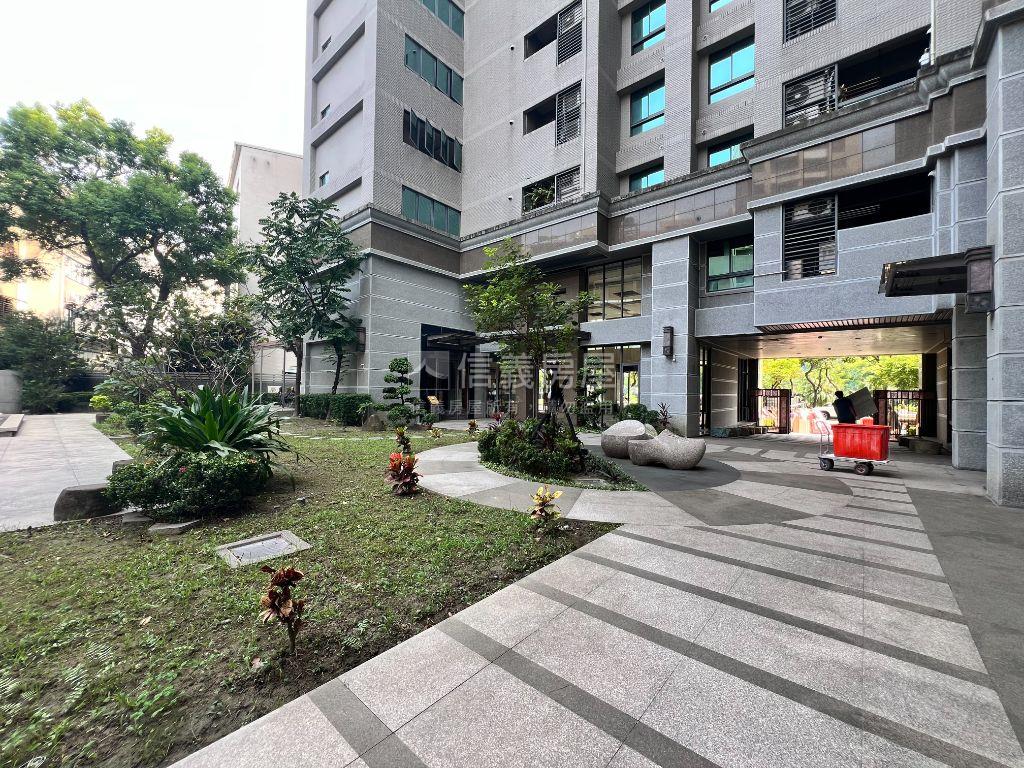 遠見萊茵３房坡平車位房屋室內格局與周邊環境