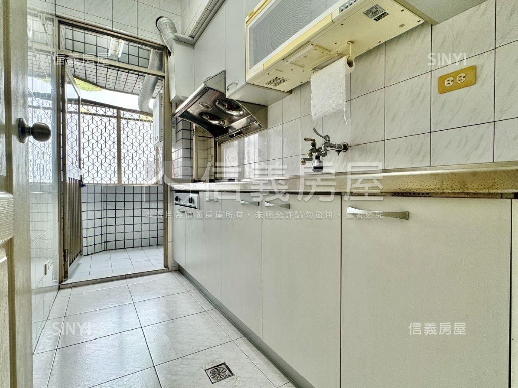 近捷運成家典雅三房車位房屋室內格局與周邊環境