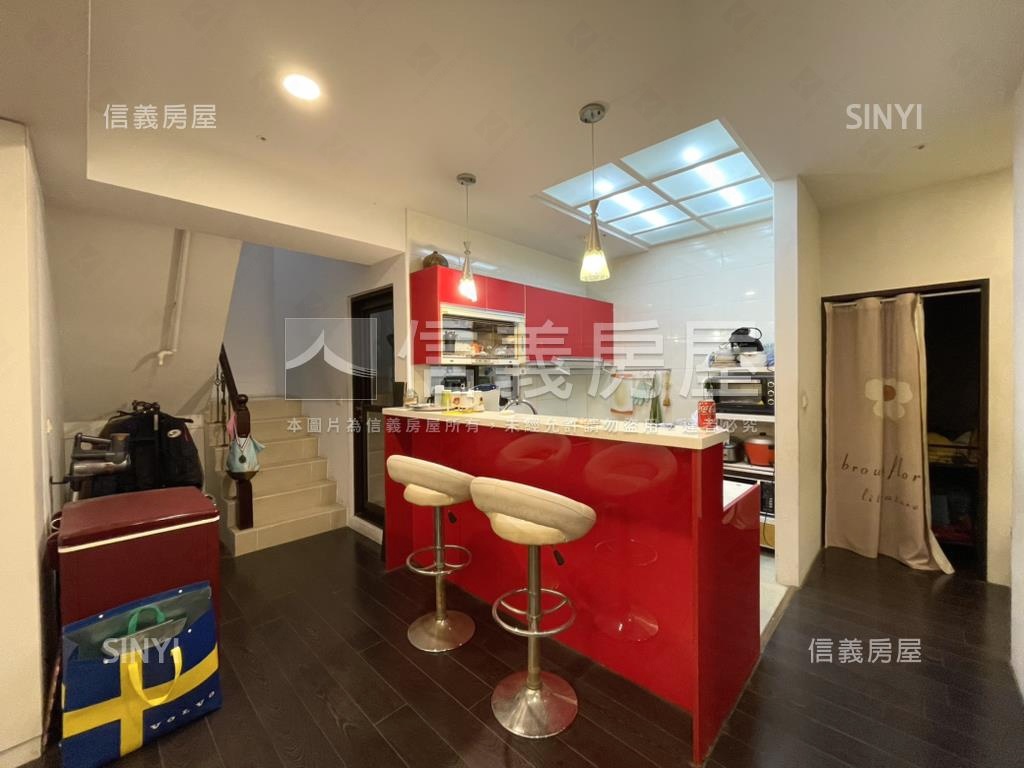 近八擴頂樓◎樓中樓露台戶房屋室內格局與周邊環境