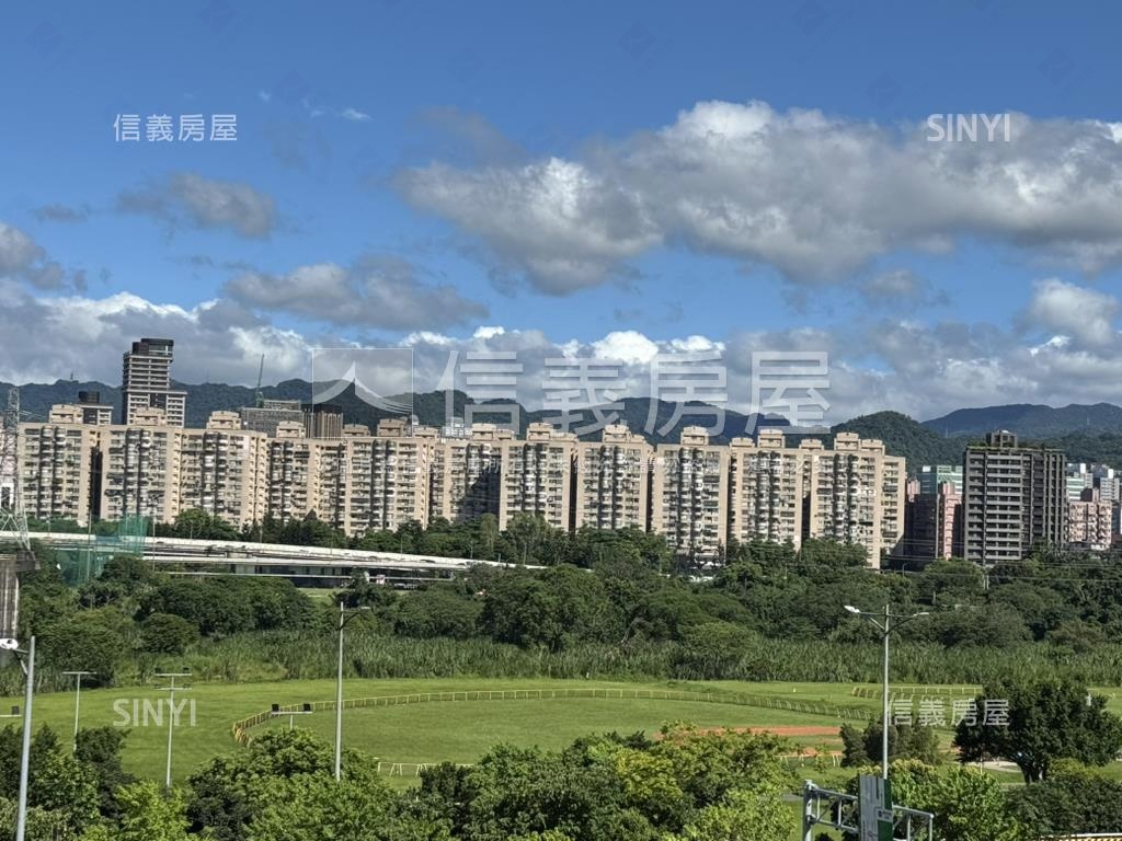 環東極品２房車位房屋室內格局與周邊環境