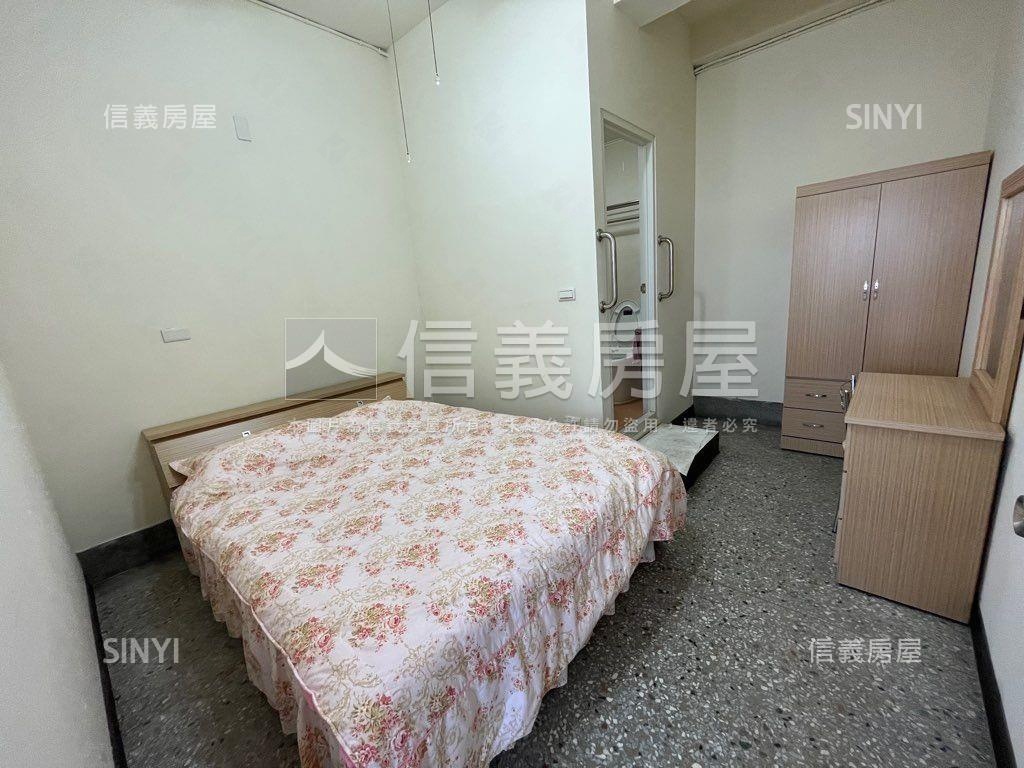 內新市場旁面寬透天角店房屋室內格局與周邊環境