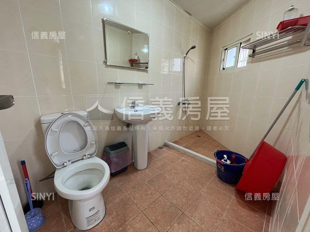 內新市場旁面寬透天角店房屋室內格局與周邊環境