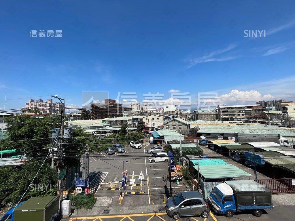 內新市場旁面寬透天角店房屋室內格局與周邊環境