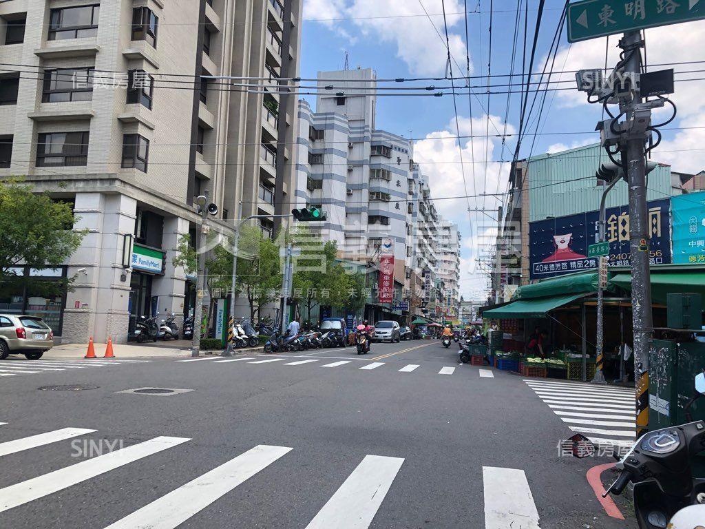 內新市場旁面寬透天角店房屋室內格局與周邊環境