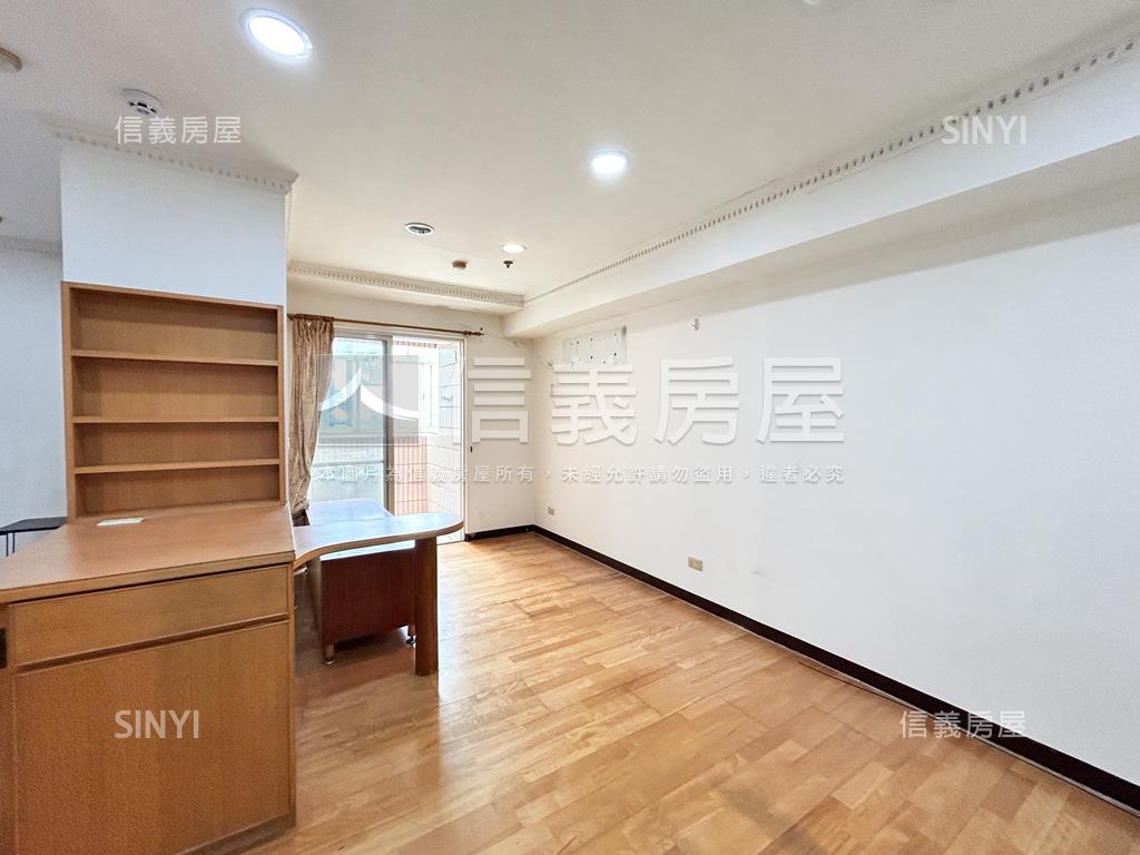 新春街加州稀有釋一房一廳房屋室內格局與周邊環境