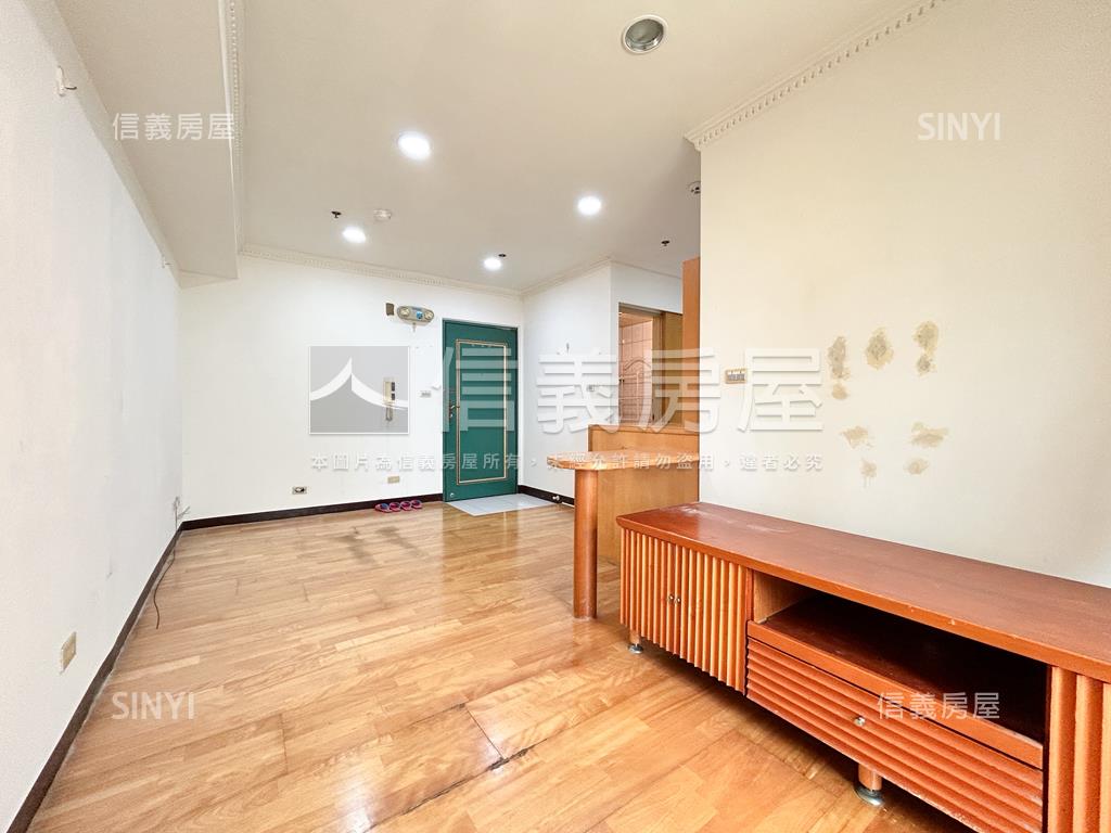 新春街加州稀有釋一房一廳房屋室內格局與周邊環境