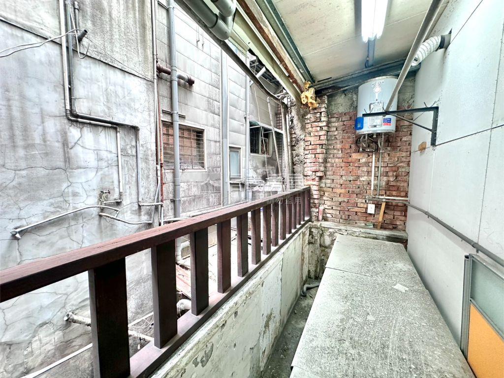 北車站前黃金２樓店辦房屋室內格局與周邊環境