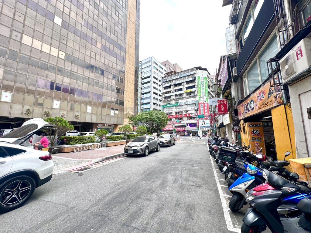 北車站前黃金２樓店辦房屋室內格局與周邊環境