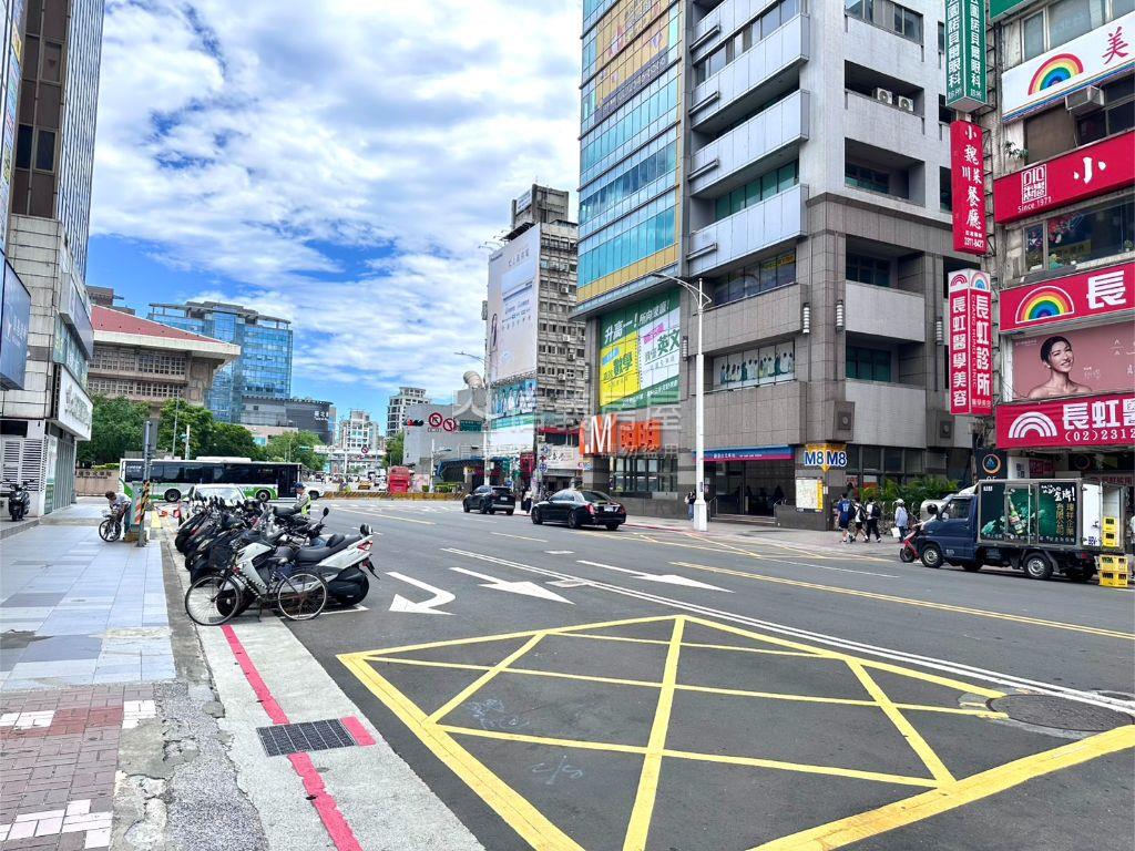 北車站前黃金２樓店辦房屋室內格局與周邊環境