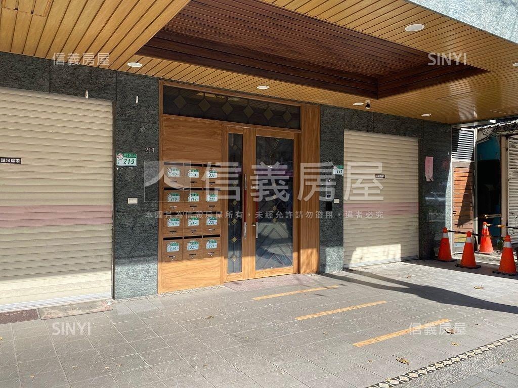 木新商圈挑高店面房屋室內格局與周邊環境