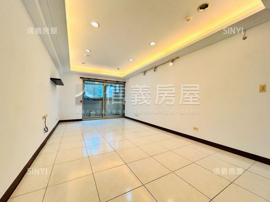 近三重站。前後陽台大空間房屋室內格局與周邊環境