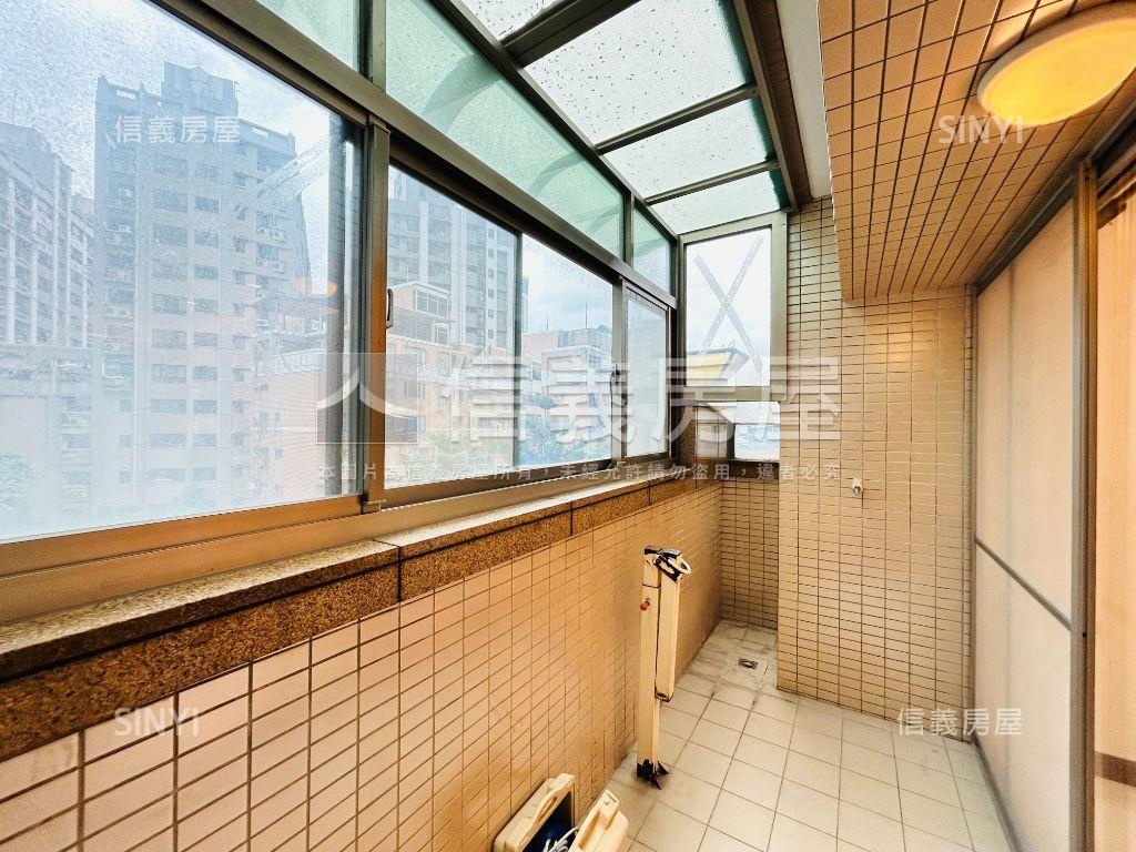 近三重站。前後陽台大空間房屋室內格局與周邊環境