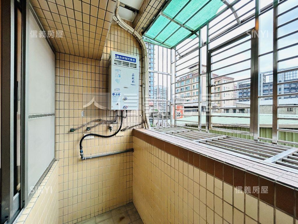 近三重站。前後陽台大空間房屋室內格局與周邊環境