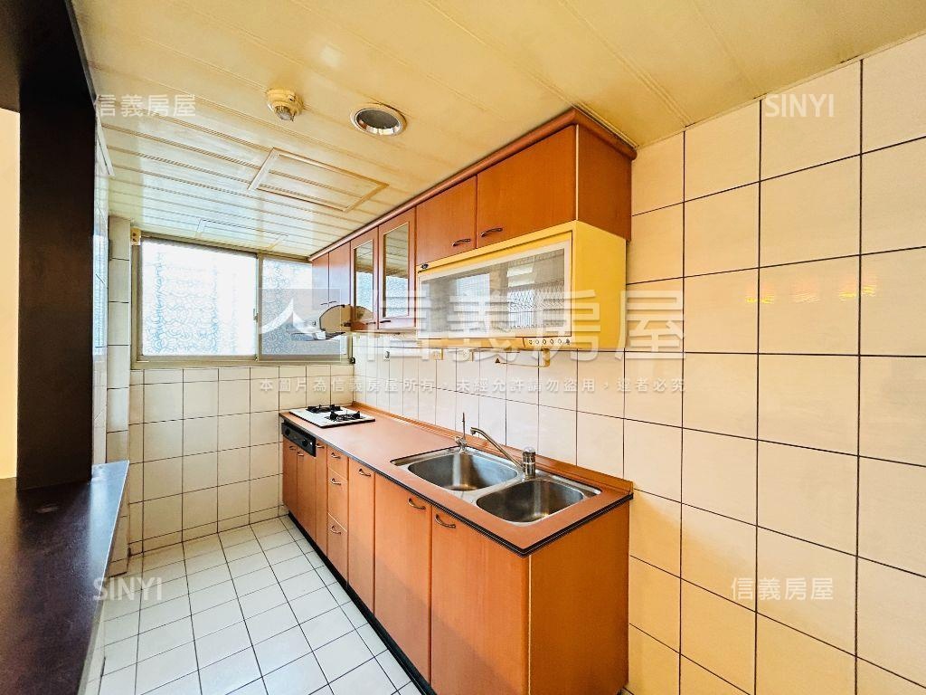 近三重站。前後陽台大空間房屋室內格局與周邊環境