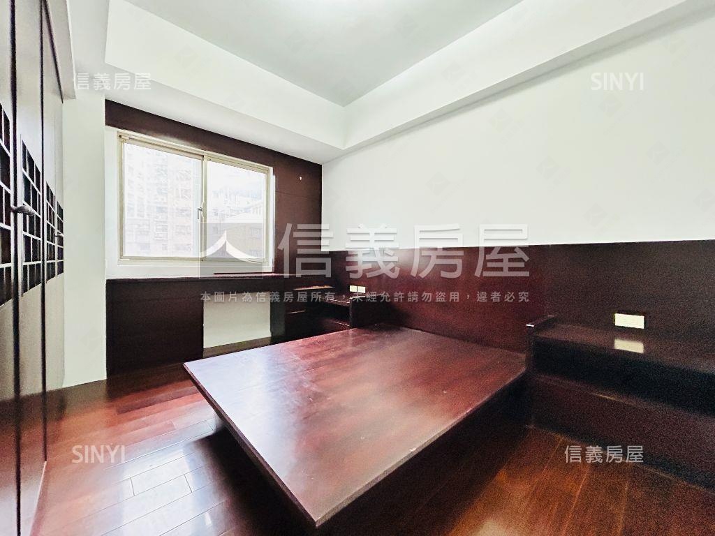 近三重站。前後陽台大空間房屋室內格局與周邊環境