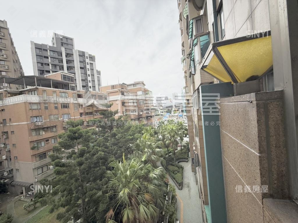 近三重站。前後陽台大空間房屋室內格局與周邊環境