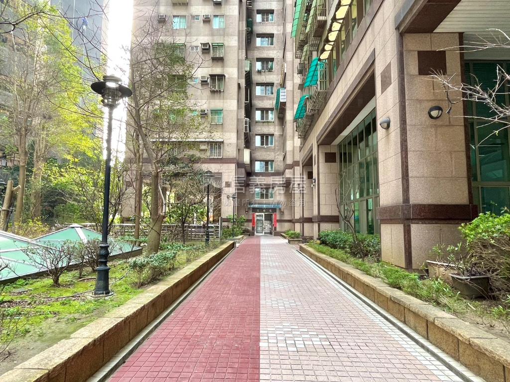 捷運景觀電梯兩房平面車位房屋室內格局與周邊環境