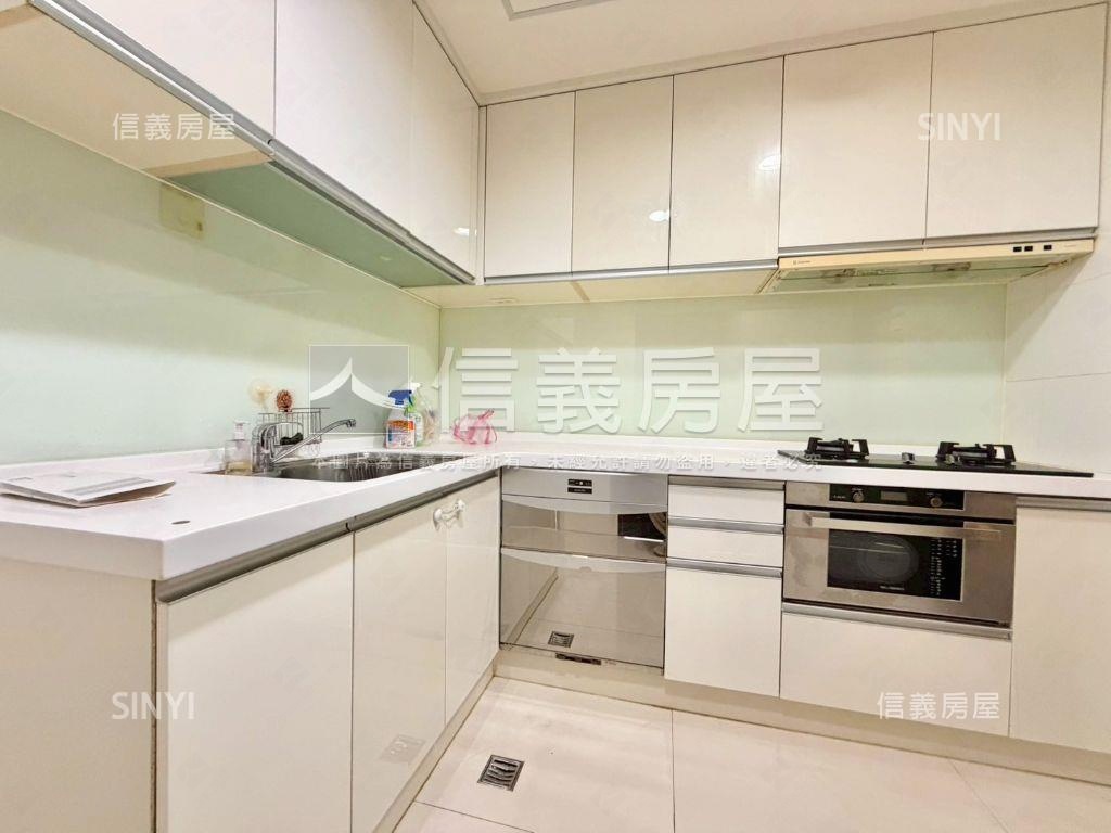 稀有釋出捷運景觀４房車位房屋室內格局與周邊環境