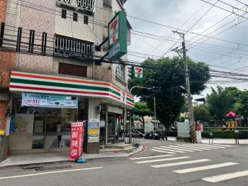 大面寬約７米４店住