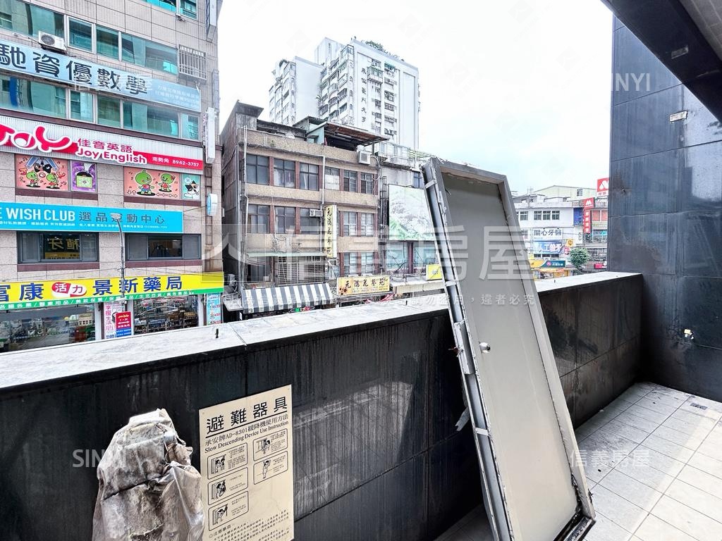 捷運大馬路霸氣金店面房屋室內格局與周邊環境