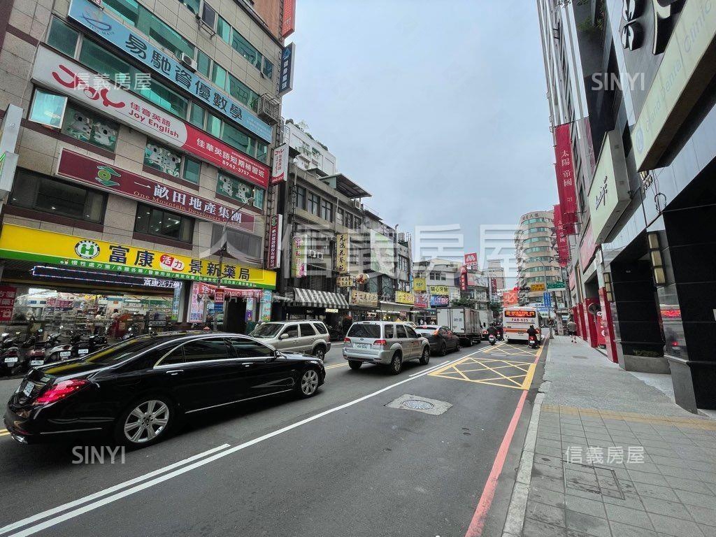 捷運大馬路霸氣金店面房屋室內格局與周邊環境