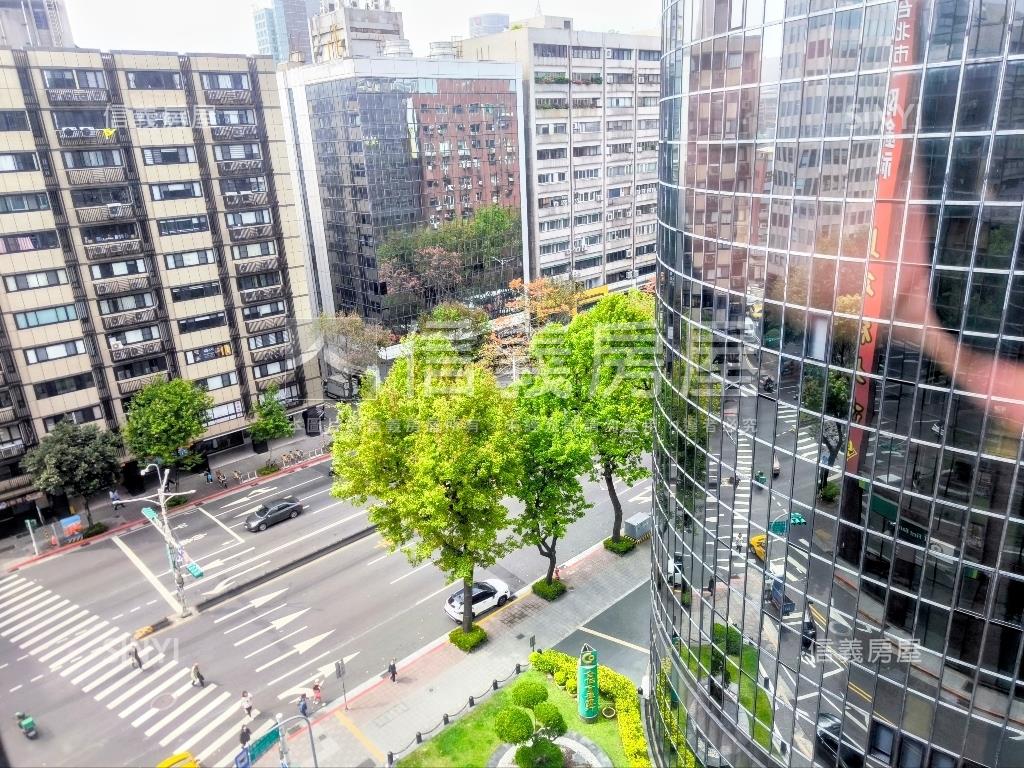 忠孝東頂級辦公房屋室內格局與周邊環境